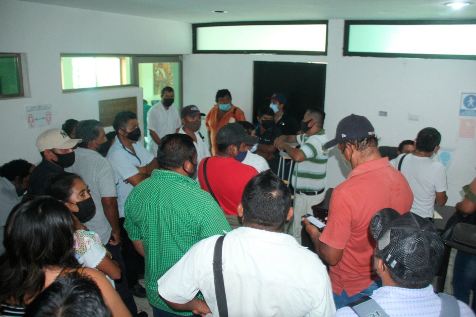 Fueron conducidos a las instalaciones del Cabildo para una reunión a puerta cerrada, tras lo cual llegaron a acuerdos con el Ayuntamiento.