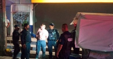 EN PLAYA DEL CARMEN LA POLICÍA DETIENE A UN VIOLENTO INDIVIDUO ALCOHOLIZADO.