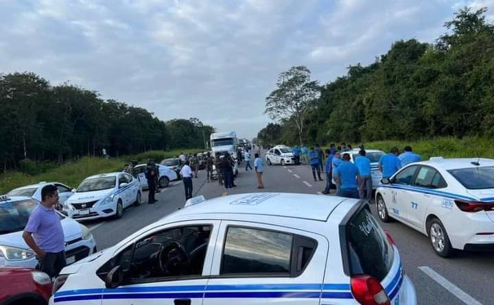 OOOOOOOTRO BLOQUEO DE TAXISTAS; AHORA FUE EN BACALAR.